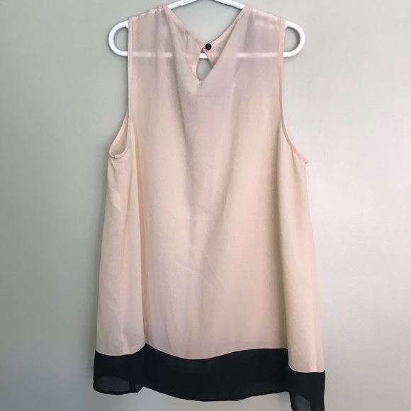 Sleeveless Cream And Black Blouse - Picture 2 of 3